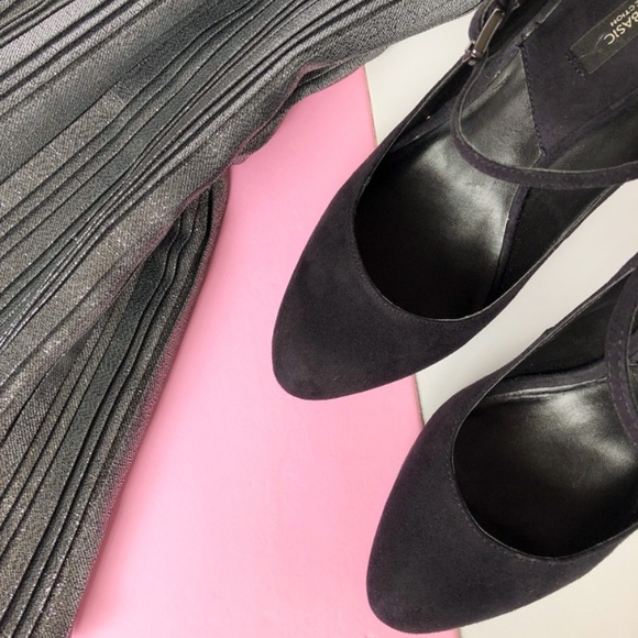 •HP• Zara Navy Stiletto Heels - Picture 3 of 10